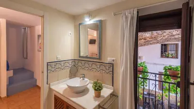Un baño de Bajo la Roca Setenil de las Bodegas by Ruralidays