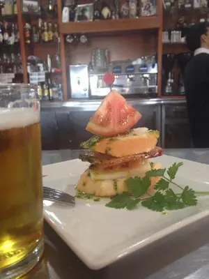 Comida en o cerca de este hotel