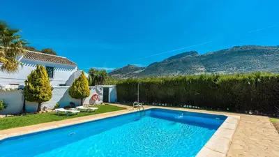 Piscina en o cerca de Cortijo Alonso Archidona by Ruralidays