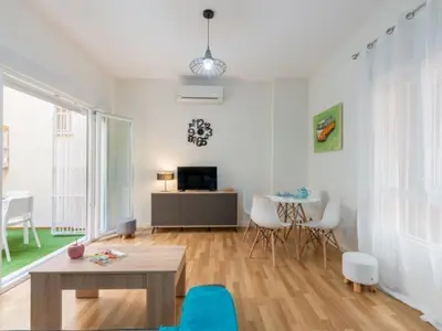 Una televisión o centro de entretenimiento en 1 Dorm Elegante en la Sevilla más autentica