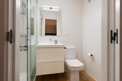 Un baño de Brand New Design Studio - Alameda Square