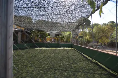 Instalaciones para jugar a tenis o squash en La Casa de los Duendes o alrededores