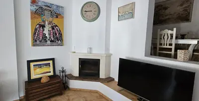 Una televisión o centro de entretenimiento en La Senda del Lago