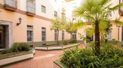 Jardín al aire libre en Brand-New 2BR Apt Near Center - FREE Parking