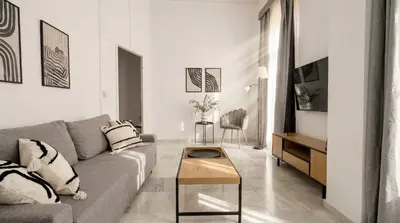 Zona de estar de Brand-New 2BR Apt Near Center - FREE Parking