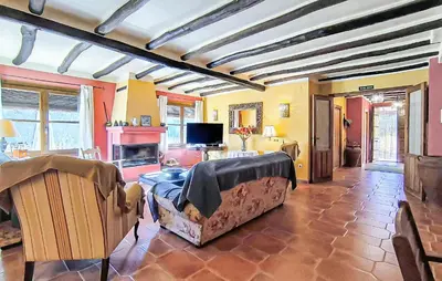 Una televisión o centro de entretenimiento en Beautiful Home In Almedinilla
