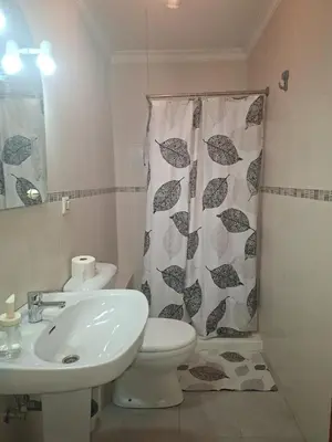 Un baño de Confortable piso en Puertollano