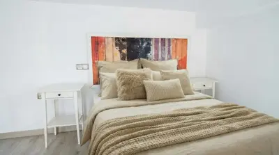 Cama o camas de una habitación en NEW! Huge & Sunny 2BR Duplex 10' Setas