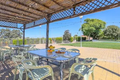 Un restaurante o sitio para comer en La Naranja Dulce CASA RURAL