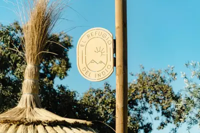Certificado, premio, señal o documento que está expuesto en Glamping boutique bajo las estrellas
