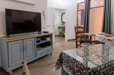 Una televisión o centro de entretenimiento en Piso acogedor en el centro de Montilla