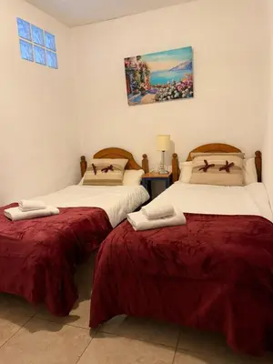 Cama o camas de una habitación en El HUERTO DE HELVIAS