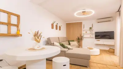 Una televisión o centro de entretenimiento en Patio de la Judería Deluxe Apartment