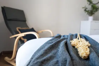 Una televisión o centro de entretenimiento en Casita con vistas a la montaña en Antequera