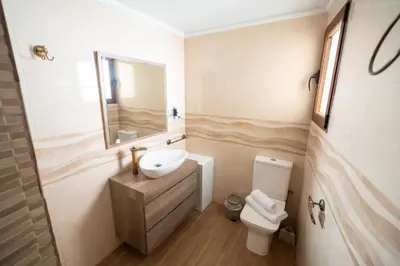 Un baño de Casita con vistas a la montaña en Antequera
