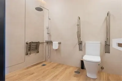 Un baño de Panther Home Puerta Osario