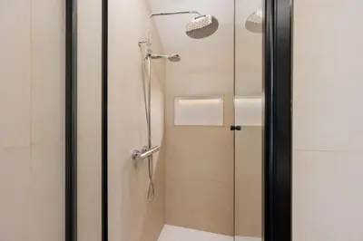 Un baño de Panther Home Puerta Osario