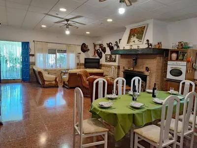 Zona de estar de Casa para Grupos en Lucena Piscina Privada y Barbacoa 14 personas