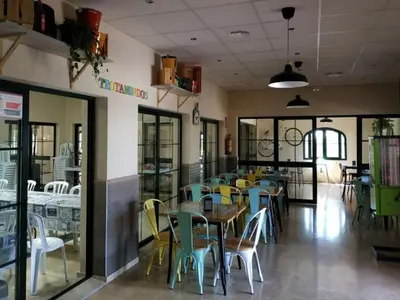 Un restaurante o sitio para comer en Cabane avec Terrasse pour 6 Personnes - API-1-52-1902