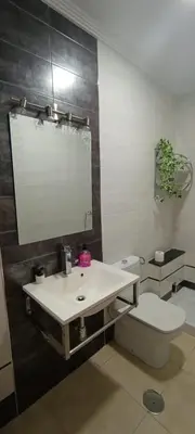 Un baño de Triana house a 10 min Sevilla y cerca aeropuerto, 5 camas, sofá cama y 2 baños