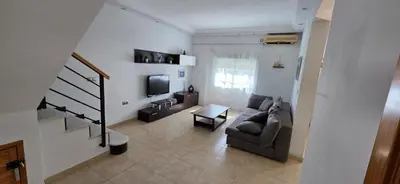 Zona de estar de Triana house a 10 min Sevilla y cerca aeropuerto, 5 camas, sofá cama y 2 baños