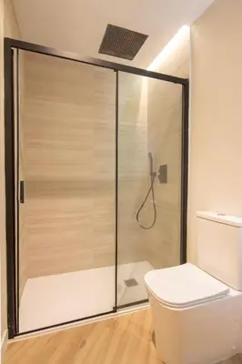 Un baño de RentalSevilla Doña María Coronel