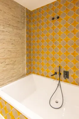 Un baño de RentalSevilla Doña María Coronel