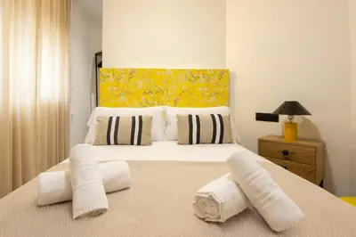 Cama o camas de una habitación en RentalSevilla Doña María Coronel
