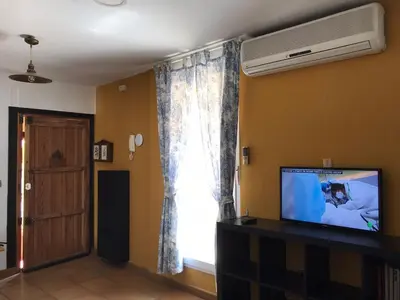 Una televisión o centro de entretenimiento en Atico Terraza Privada