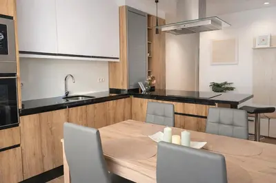 Una cocina o zona de cocina en The Felipe II Apartment