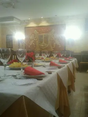 Un restaurante o sitio para comer en Hostal Al-Andalus
