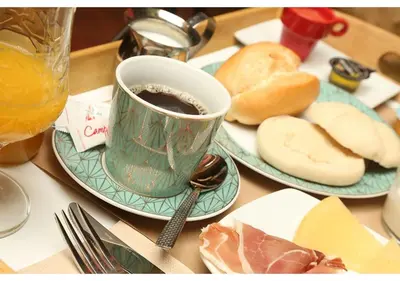 Comida en o cerca de este hotel