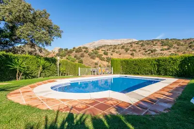 Piscina en o cerca de Casa La Encina
