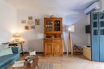 Una televisión o centro de entretenimiento en Andalusian Courtyard