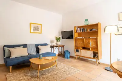 Una televisión o centro de entretenimiento en Andalusian Courtyard
