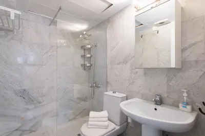 Un baño de LR Parking incluido ubicacion central