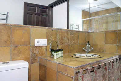 Un baño de Apartamentos San Fernando 76