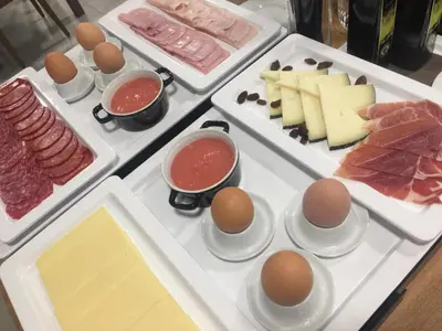 Comida en o cerca de este hotel