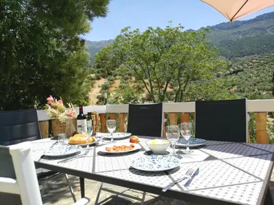 Vista general de una montaña o vista desde the country house