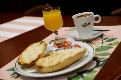 Comida en o cerca de este hotel