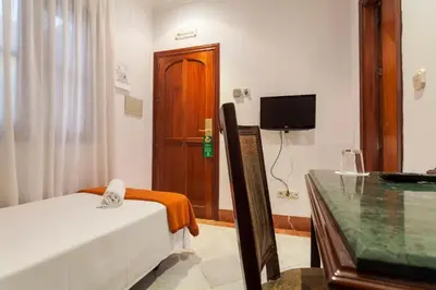 Una televisión o centro de entretenimiento en Hotel Baco