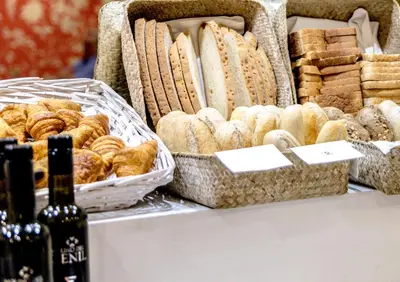 Comida en o cerca de este hotel