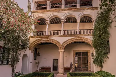 Un balcón o terraza de Las Casas de la Judería de Córdoba
