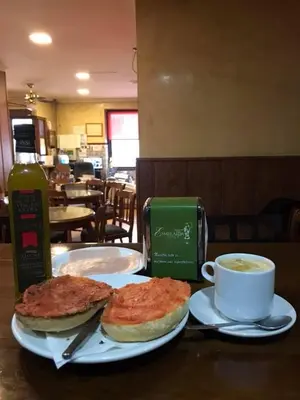 Comida en o cerca de este hotel