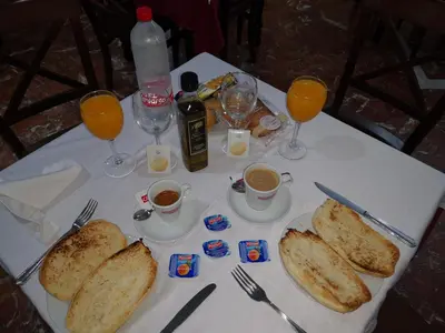 Comida en o cerca de este hotel