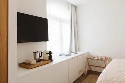 Una televisión o centro de entretenimiento en Casa Teva Rooms Sevilla