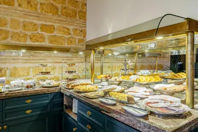 Comida en o cerca de este hotel