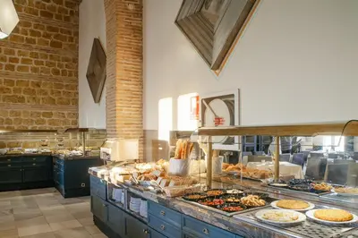 Comida en o cerca de este hotel