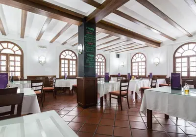 Un restaurante o sitio para comer en Hotel Platería