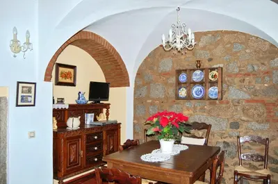 Una televisión o centro de entretenimiento en Charming House in Añora with Garden